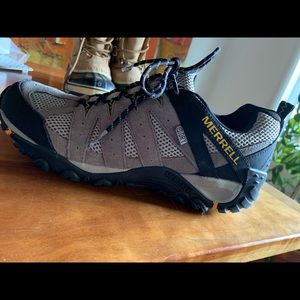 Men”s waterproof Merrell hiking shoes 10.5